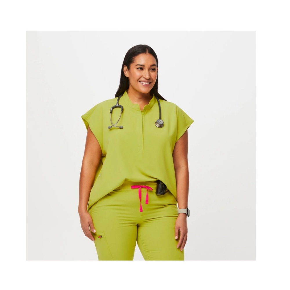 Figs Rafaela scrub top in limeade